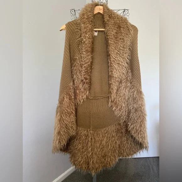 State of Mind sleeveless wool blend cardigan - Picture 2 of 5